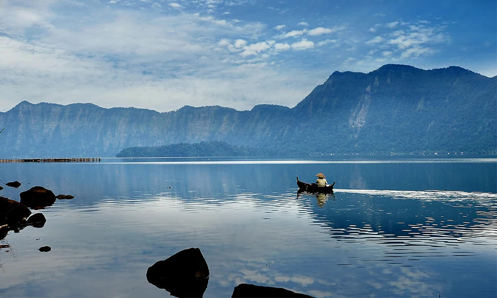 Suasana di Danau Maninjau Sumatera Barat