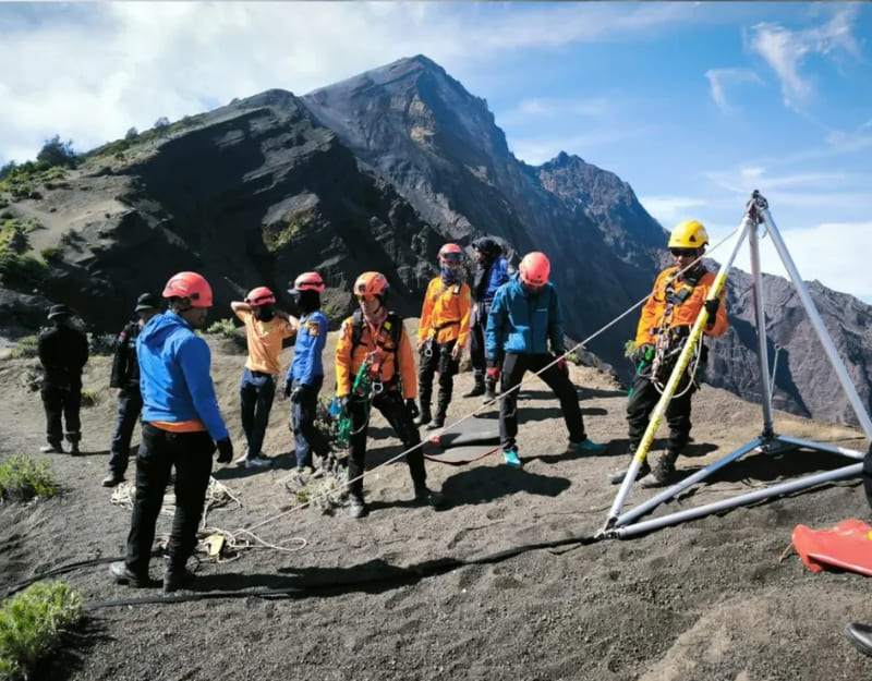 Evakuasi WNA Brasil di Rinjani