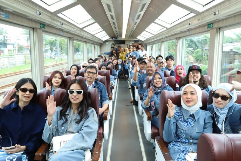 Penumpang Kereta Panoramic