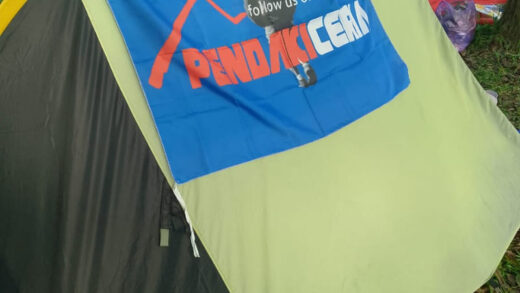 Mencuci Tenda Gunung