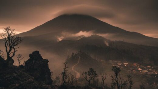 Gunung Angker di Jawa Barat