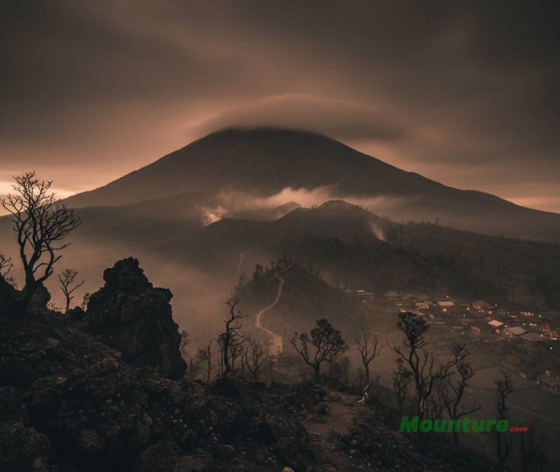 Gunung Angker di Jawa Barat