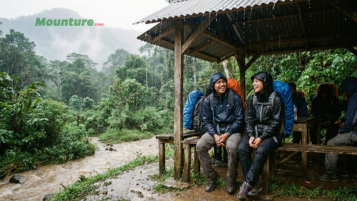 Berteduh di Pos Pendakian