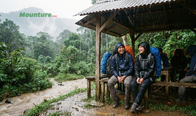Berteduh di Pos Pendakian