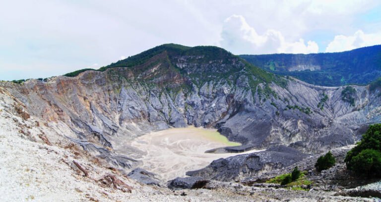Parahu Legenda Sangkuriang dan Pesona Tangkuban Parahu yang Tak Pernah Sepi ...