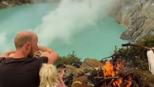 Viral Turis Asing Nyalakan Api Unggun di Puncak Kawah Ijen