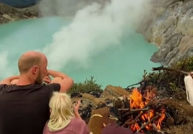 Viral Turis Asing Nyalakan Api Unggun di Puncak Kawah Ijen