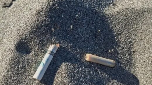 puntung rokok di pantai
