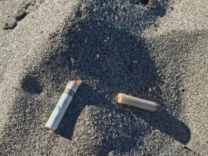 puntung rokok di pantai
