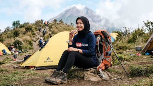 Pendaki Wanita Makan Camilan