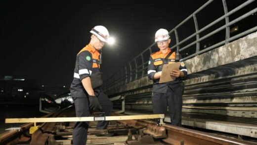 Petugas LRT