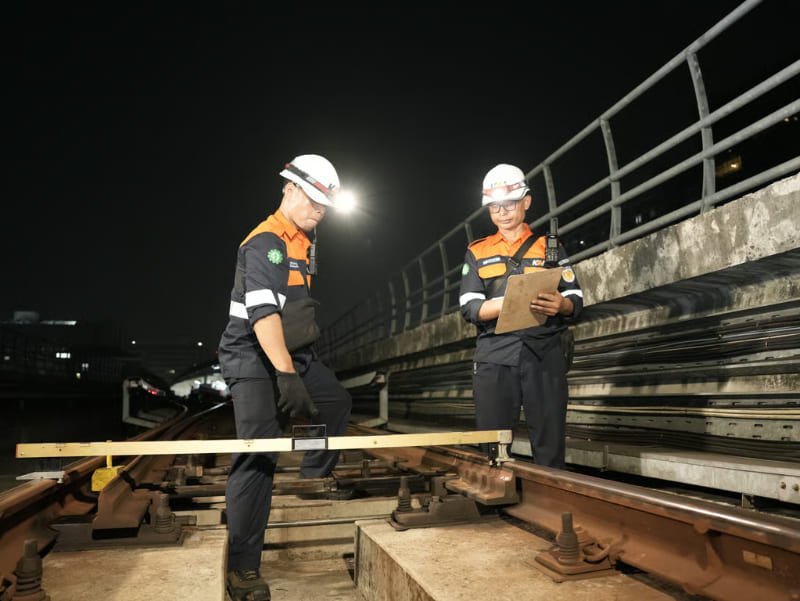 Petugas LRT